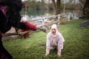 « La Balade en Forêt Enchantée », un spectacle itinérant et interactif présenté par la compagnie Les 3 Coups l’Œuvre au musée de la Nacre à Méru. Sortie familiale 