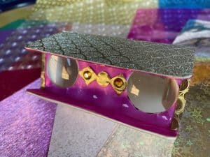 Atelier enfants "Jumelles arc-en-ciel" – Un été créatif au Musée de la Nacre et de la Tabletterie Des enfants fabriquent et décorent des jumelles en carton lors d’un atelier estival au Musée de la Nacre à Méru. Une activité manuelle et colorée, proposée pendant les vacances d’été, pour développer la créativité des enfants dès 6 ans. Un rendez-vous ludique et éducatif tous les jeudis pour explorer l’univers de la tabletterie en s’amusant !